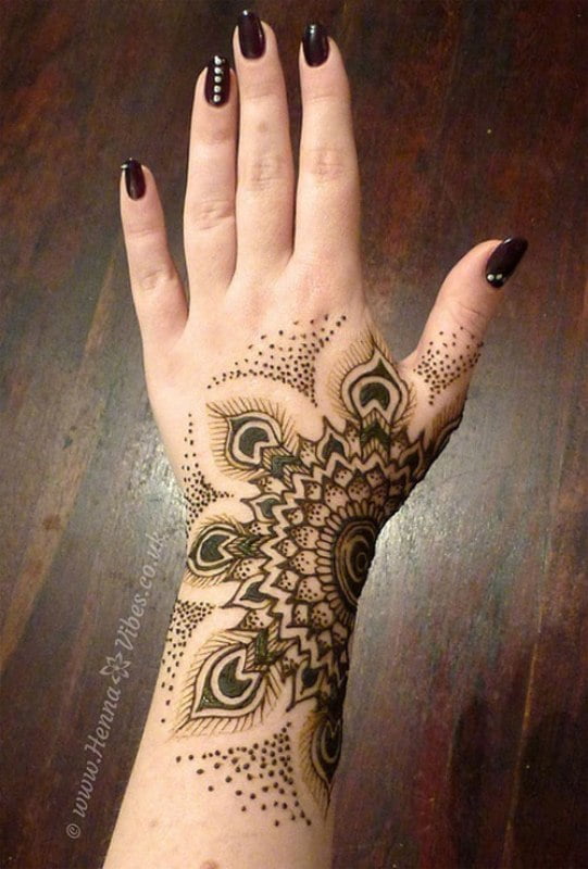 Quirky New Mehendi Designs That Made Us Swoon This Wedding Season - Witty  Vows