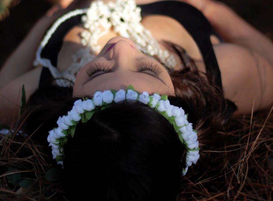 Safe beauty products - Pregnant woman lying on her back