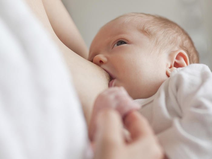 first few days of breastfeeding 01