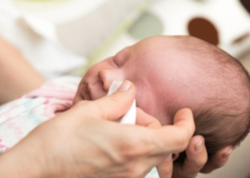 How To Clean Your Infant’s Eyes