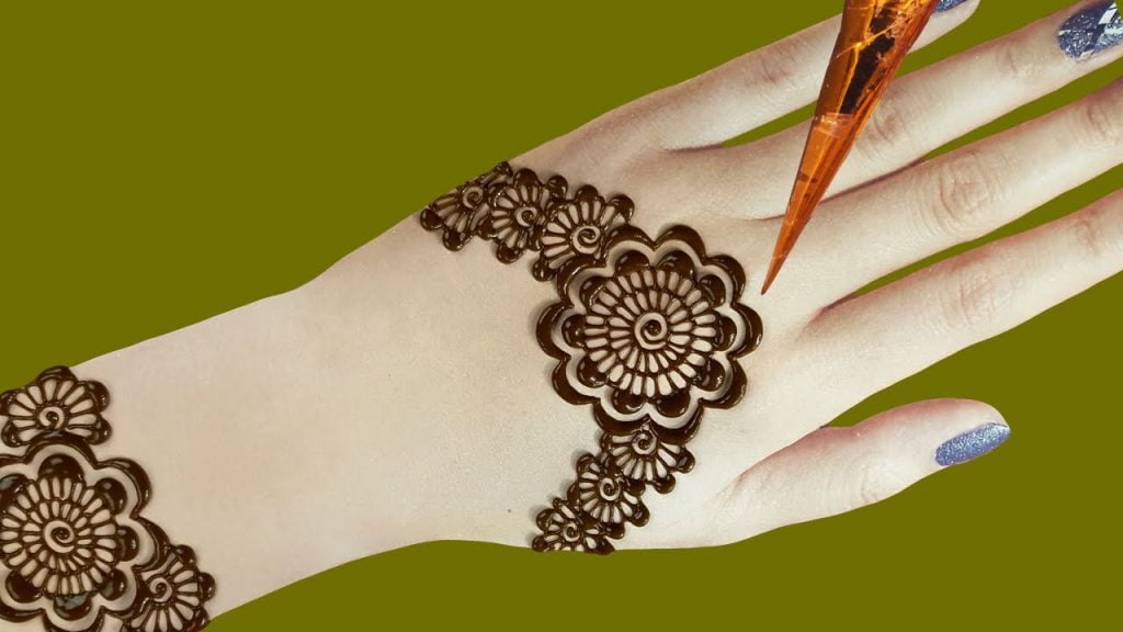 Self application of mehndi design