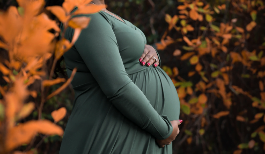 Best maternity clother - Woman wearing loose dress