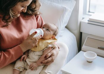 How To Introduce Bottle Feeding To Your Baby